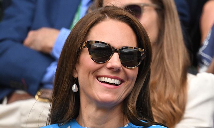 Niebieskie okulary przeciwsłoneczne Kate Middleton