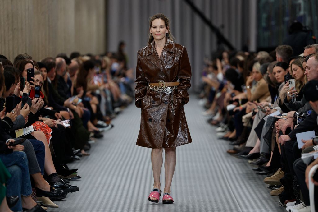 Hilary Swank berjalan di runway Miu Miu selama Paris Fashion Week