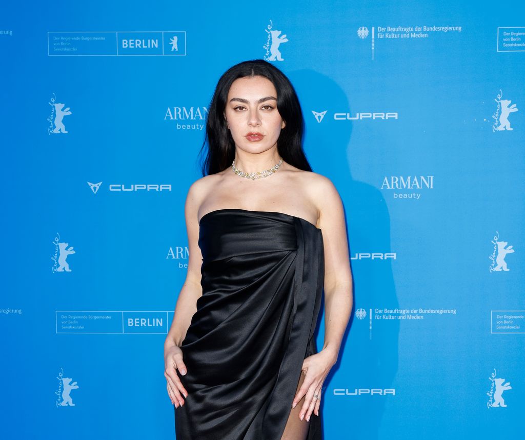 Charli XCX vole la vedette dans une robe noire audacieuse à l'avant-première de Berlin 2 The Moment est basé sur une idée originale de Charli