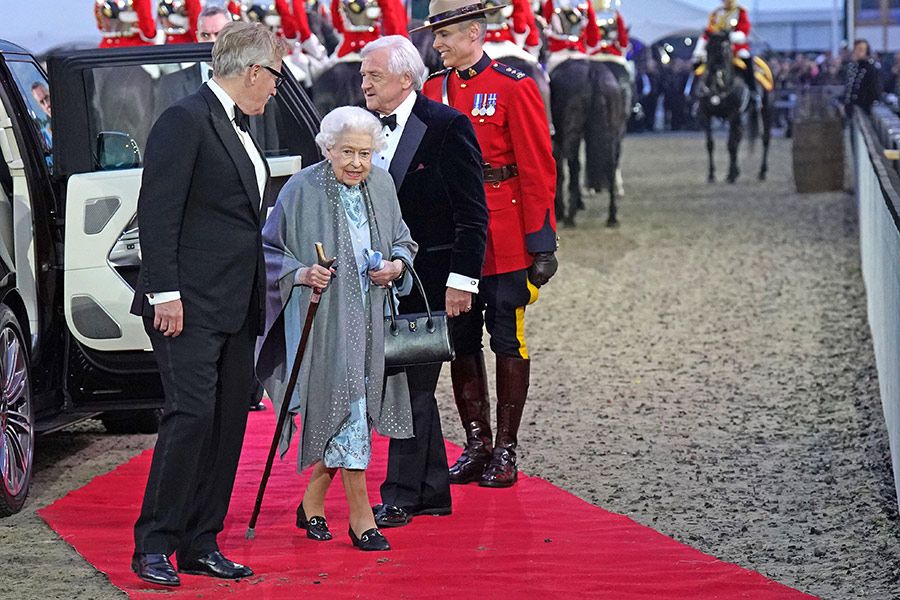 the queen arrives at platinum celebration itv