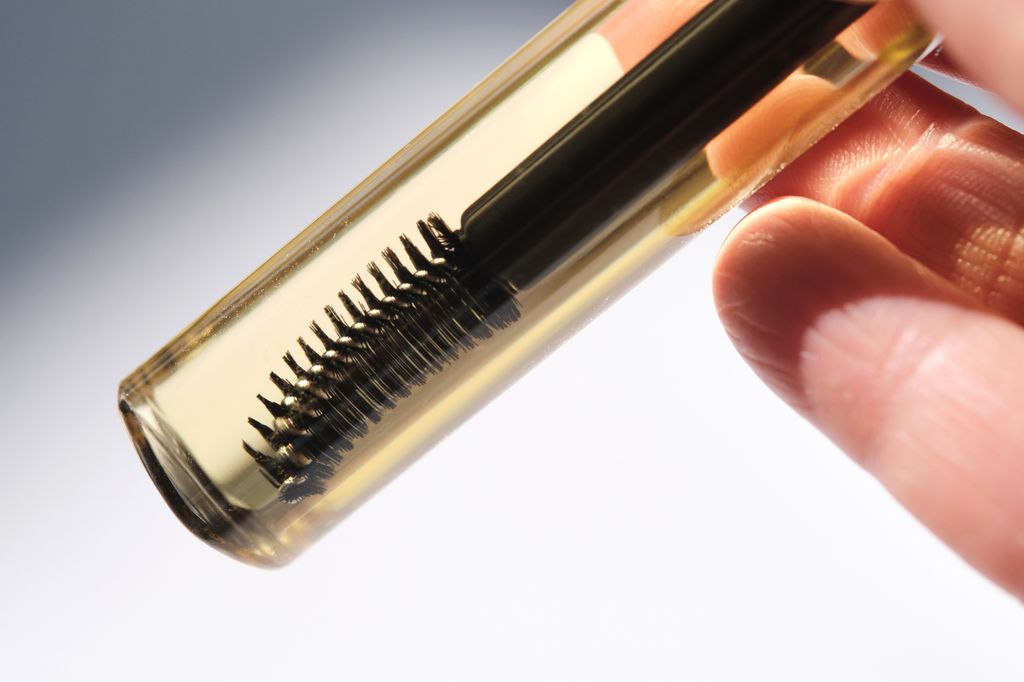 Revitalizing oil for eyebrows and eyelashes