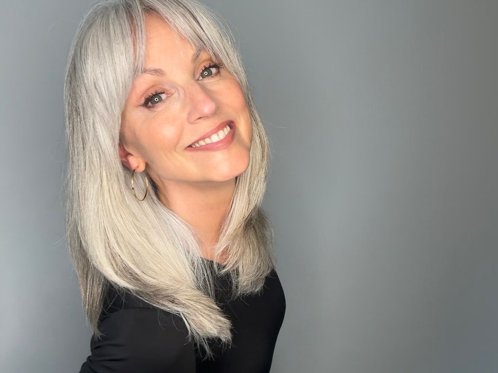 Julie Kneafsey - silver-haired influencer and beauty writer