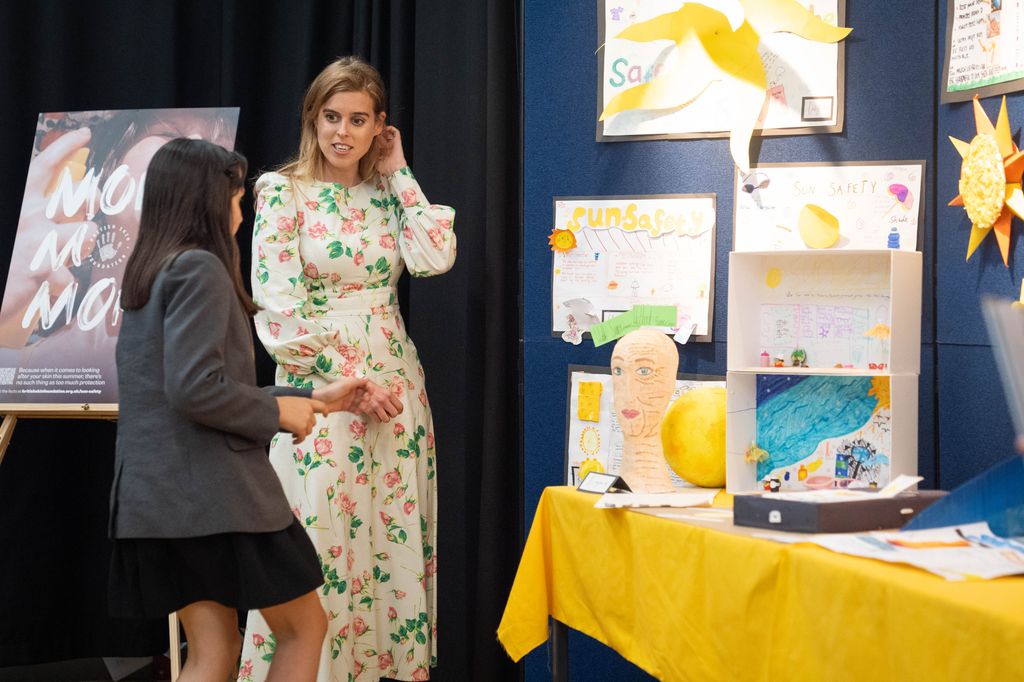 Princesa Beatrice, patrona da British Skin Foundation, encontrando alunos do 5º ano que criaram cartazes de segurança solar para destacar a importância de proteger a pele de possíveis cânceres de pele mais tarde na vida