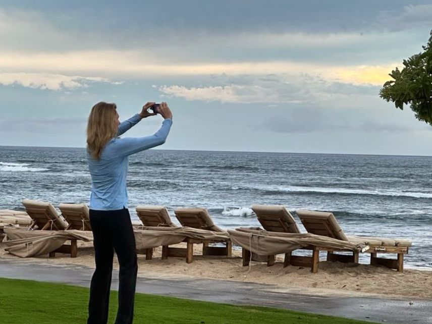 Steffi Graf taking a photo of the ocean