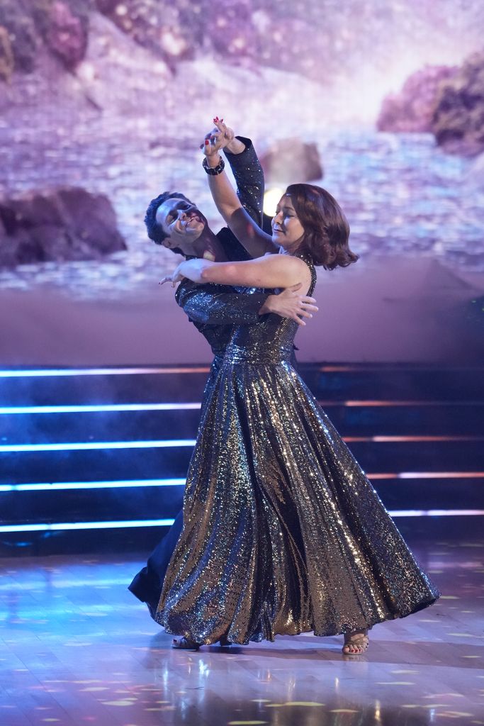 Alyson Hannigan performs a foxtrot with Sasha Farber on DWTS