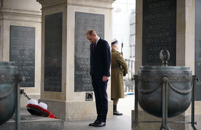 The Prince of Wales pays tribute at the Tomb of the Unknown Soldier, Warsaw