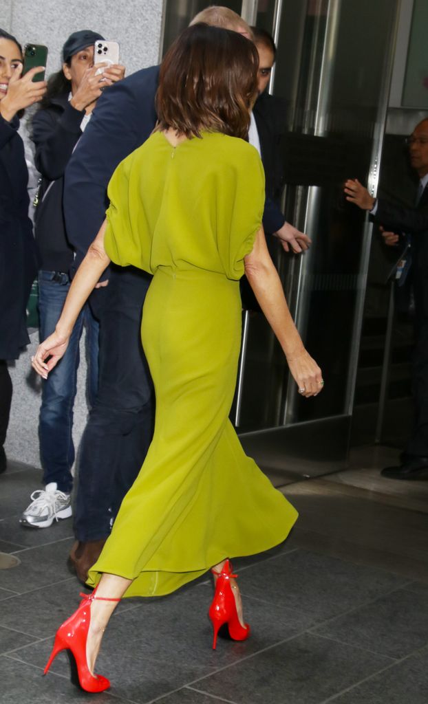     Victoria Beckham tiba di pameran Vogue's Forces of Fashion pada 16 Oktober 2024 di New York City.  