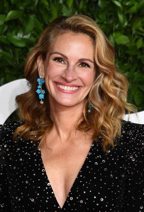 Julia Roberts looks unimpressed as she teases conflict in rare social ...