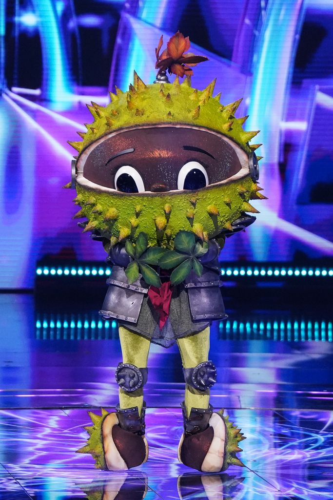 The Masked Singer 2026 : le chanteur emblématique dévoilé sous le nom de Moth alors qu'il remporte l'émission ITV 1 Conkers jouant sur The Masked Singer