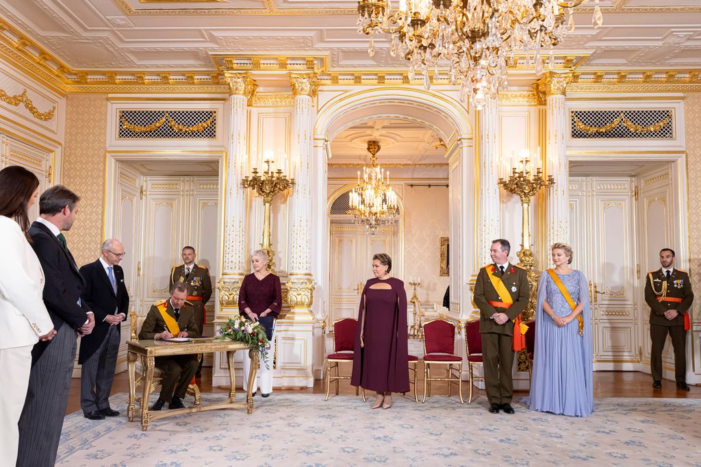 Grand Duke Henri formally signs the abdication declaration