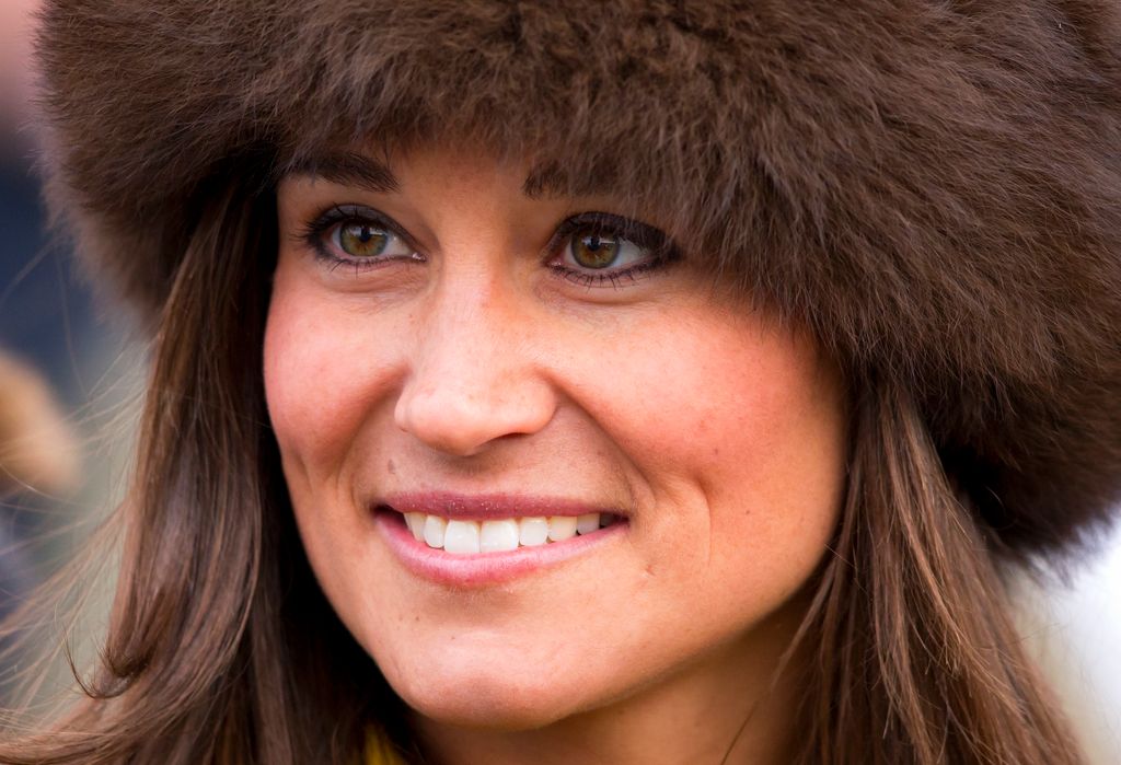   Pippa Middleton participa do terceiro dia do Festival de Cheltenham no Hipódromo de Cheltenham em 14 de março de 2013 em Londres, Inglaterra.  