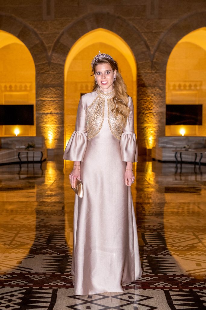 Princesa Beatrice usando vestido rosa Reem Acra e tiara York no casamento real da Jordânia