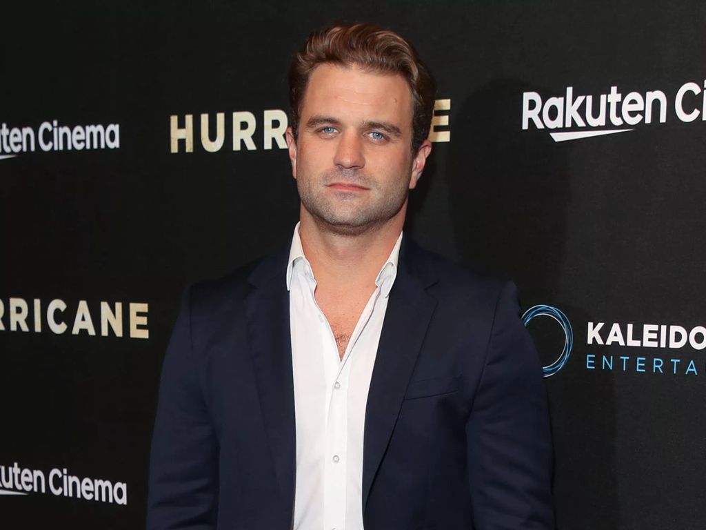 Milo Gibson looks a lot like his dad!