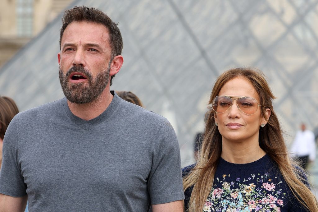 PARIS, FRANÇA - 26 DE JULHO: Jennifer Lopez e Ben Affleck são vistos no Museu do Louvre em 26 de julho de 2022 em Paris, França. (Foto de Pierre Suu/GC Images)