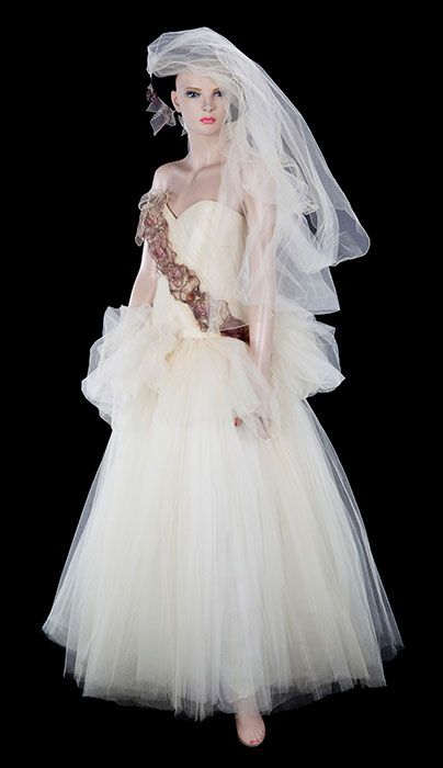 Madonna's wedding dress to be auctioned | HELLO!
