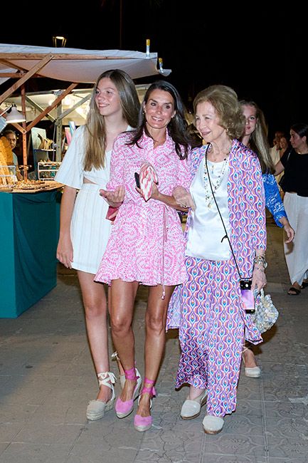 queen letizia wearing pink wedges
