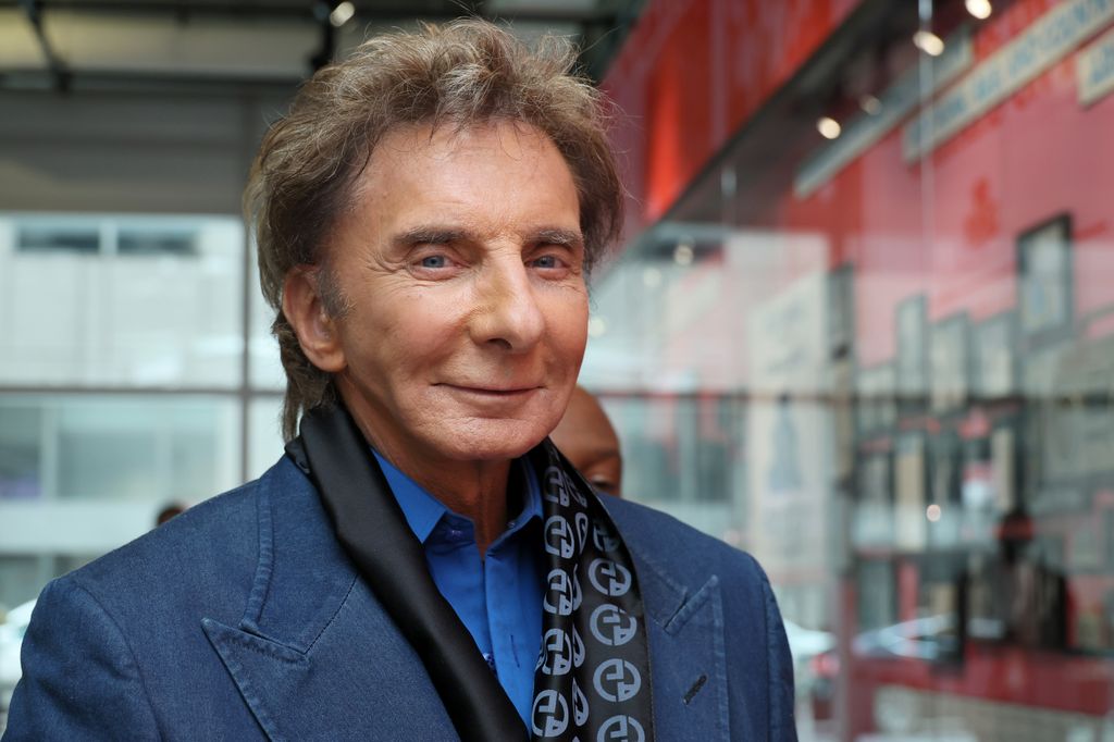 Barry Manilow partage une mise à jour « très déprimante » sur sa santé alors qu'il est obligé d'annuler davantage de spectacles alors qu'il se rétablit d'un cancer 3 Barry s'est excusé auprès des fans et a déclaré qu'il