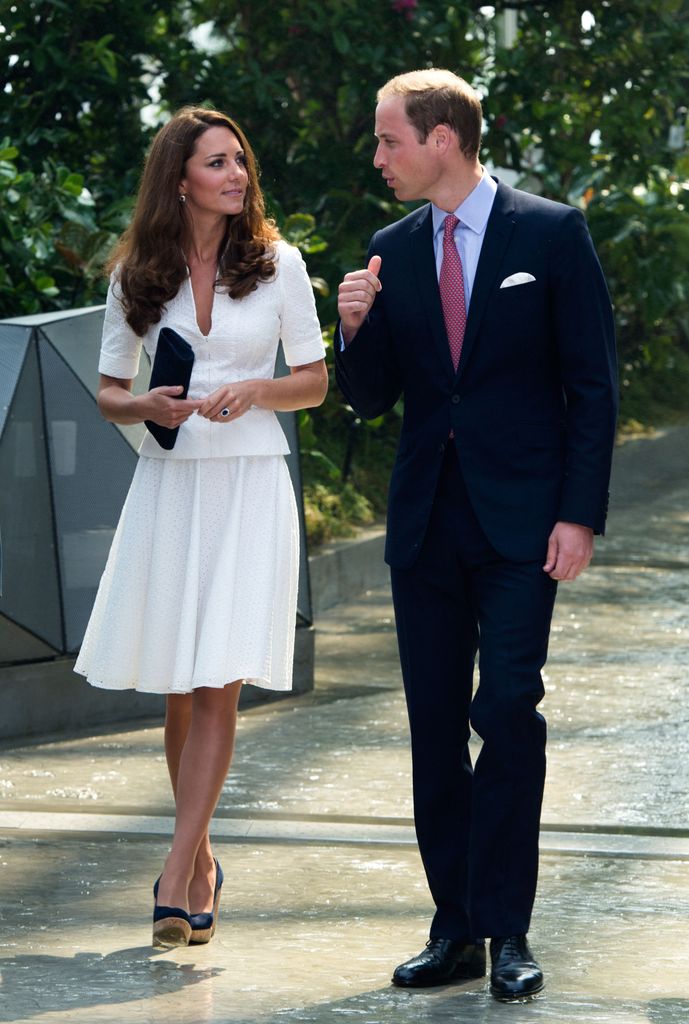 Katherine y William nadan mirando a Echother