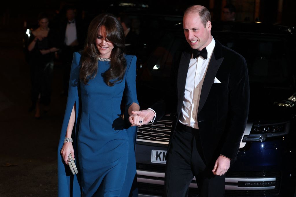 William e Kate Middleton de mãos dadas na Royal Variety