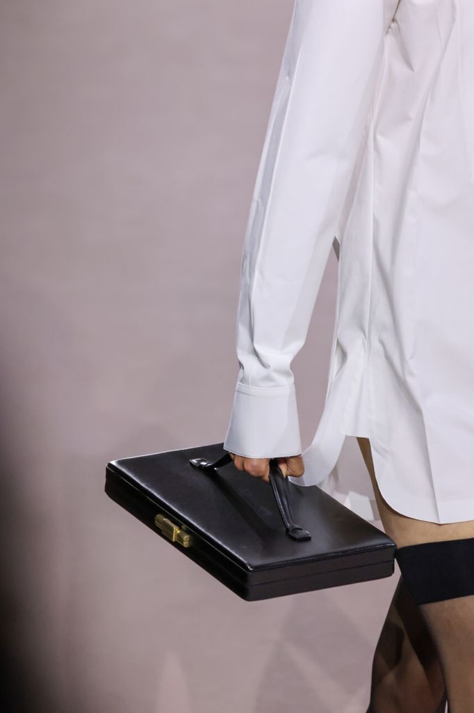 Una modelo, detalles de la bolsa, camina por la pista durante el espectáculo Victoria Beckham Womenswear Otoño / Invierno 2025-2026 como parte de París el 07 de marzo de 2025 en París, Francia. 