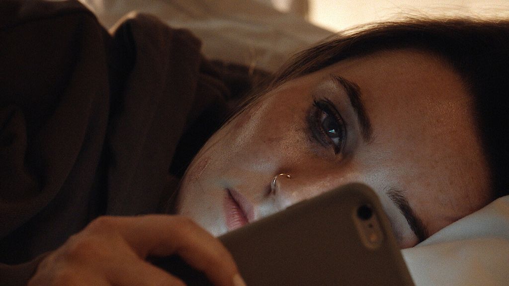 Kaitlyn Dever in Apple Cider Vinegar on Netflix