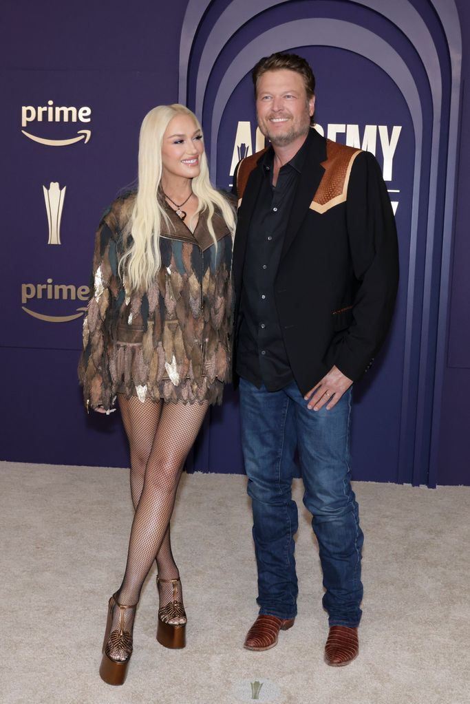 Gwen Stefani vestindo jaqueta de penas e salto alto ao lado de Blake Shelton no Academy of Country Music Awards