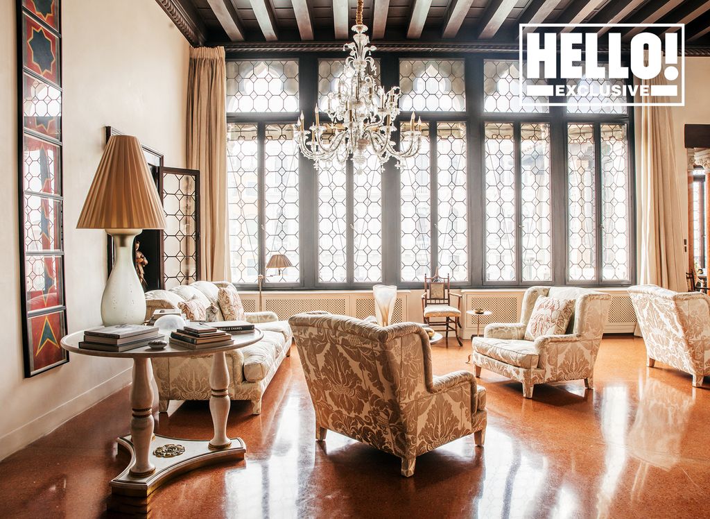 Giovanni and Servane Giol's palazzo in Venice - view of living room with glass chandelier