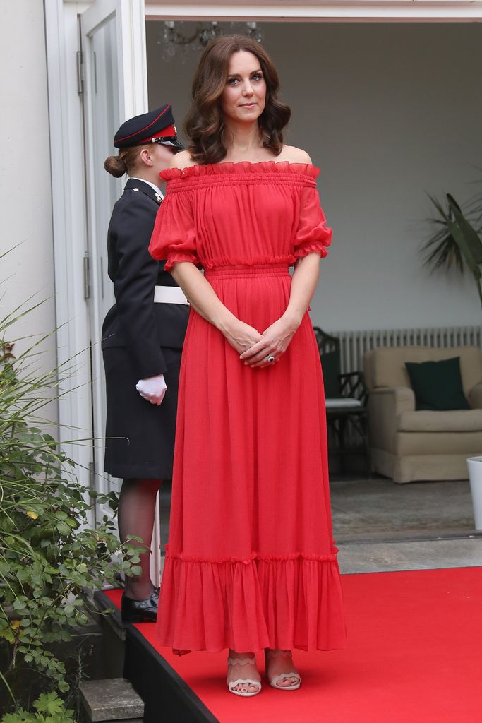 Princesa Kate em um vestido vermelho ombro a ombro