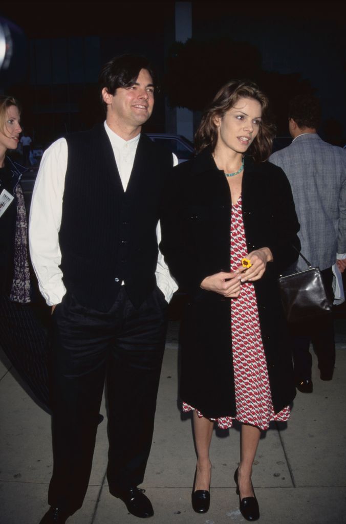 Damon Welch porte un gilet noir et se tient à côté de sa sœur Tahnee Welch.