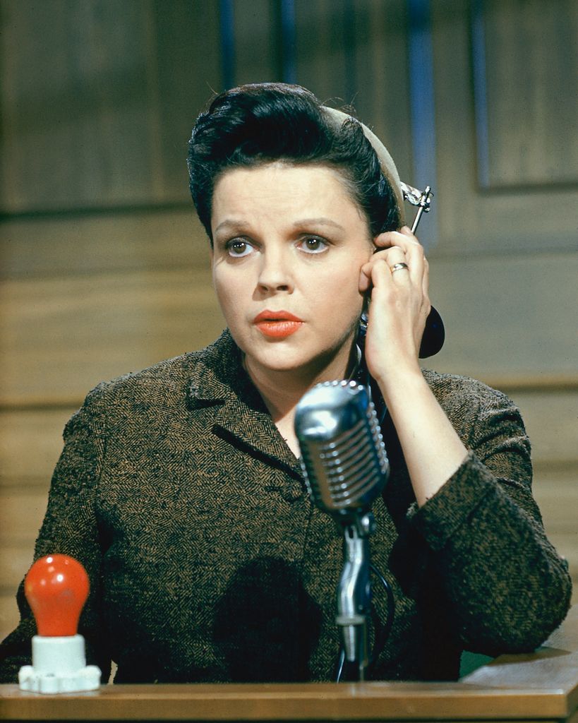 Actrice et chanteuse américaine, s'exprimant dans un microphone dans une publicité encore publiée pour le film 