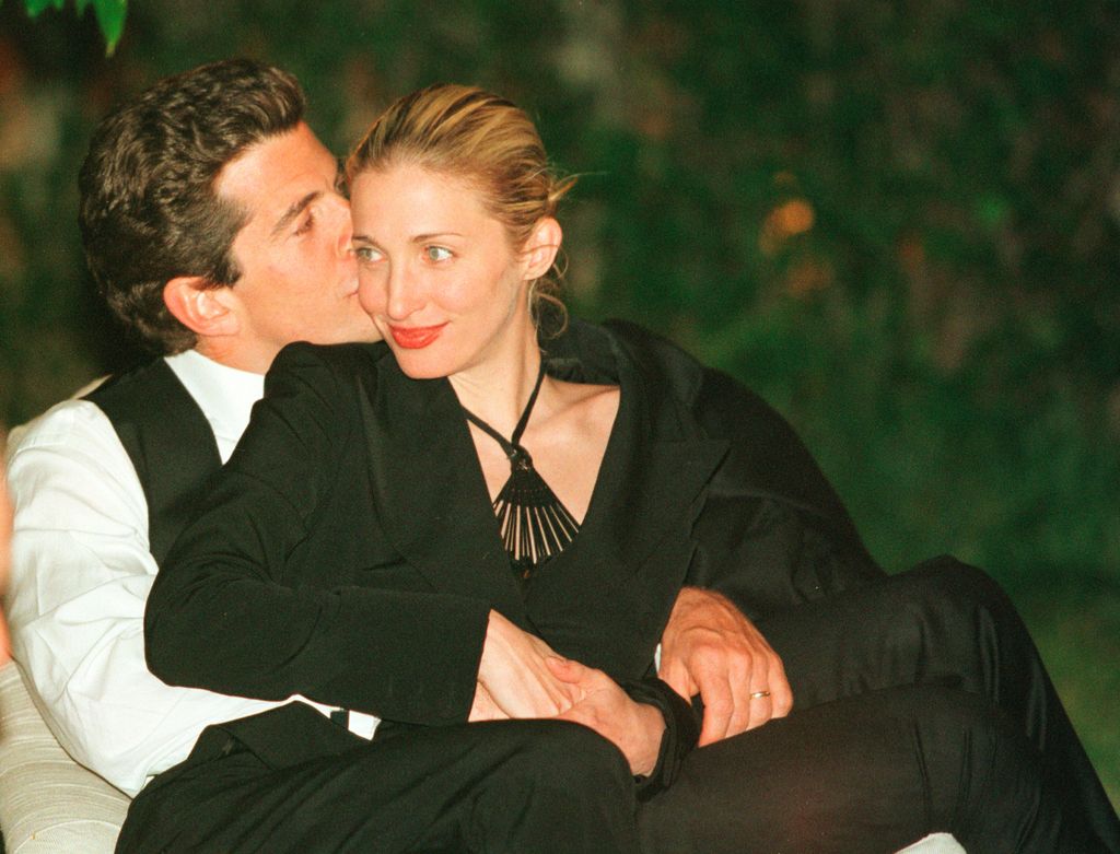 Je suis obsédée par les tenues des années 90 de Carolyn Bessette-Kennedy dans Disney's Love Story – voici comment les copier 19 John F. Kennedy, Jr. et sa femme Carolyn dans la vraie vie