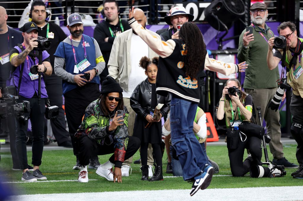 O rapper americano Jay-Z, Rumi Carter e Blue Ivy Carter são vistos antes do Super Bowl LVIII entre San Francisco 49ers e Kansas City Chiefs no Allegiant Stadium em 11 de fevereiro de 2024 em Las Vegas, Nevada