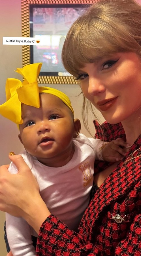 Taylor Swift holds Chariah Gordon's baby girl Ci