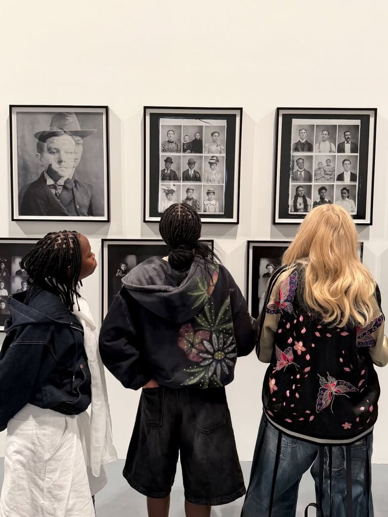 photo instagram du dos de Madonna et de ses deux filles regardant des portraits dans une galerie