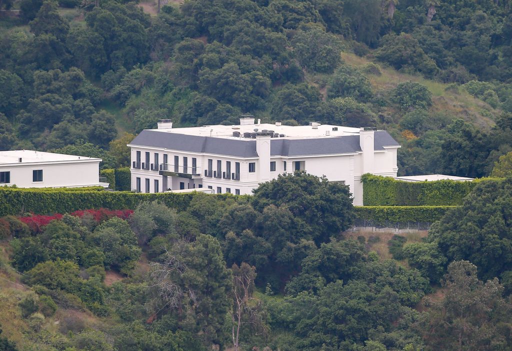 New home of Ben Affleck and Jennifer Lopez in Beverly Hills 