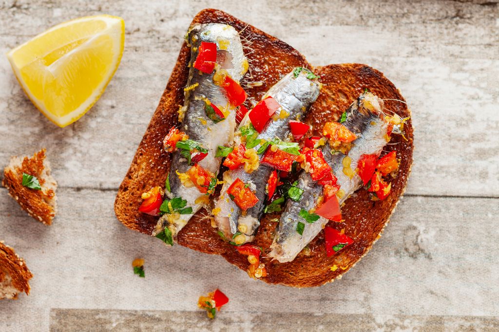 Rhiannon a suggéré de mettre des sardines sur du pain grillé si vous n'aimez pas trop les manger directement de la boîte.