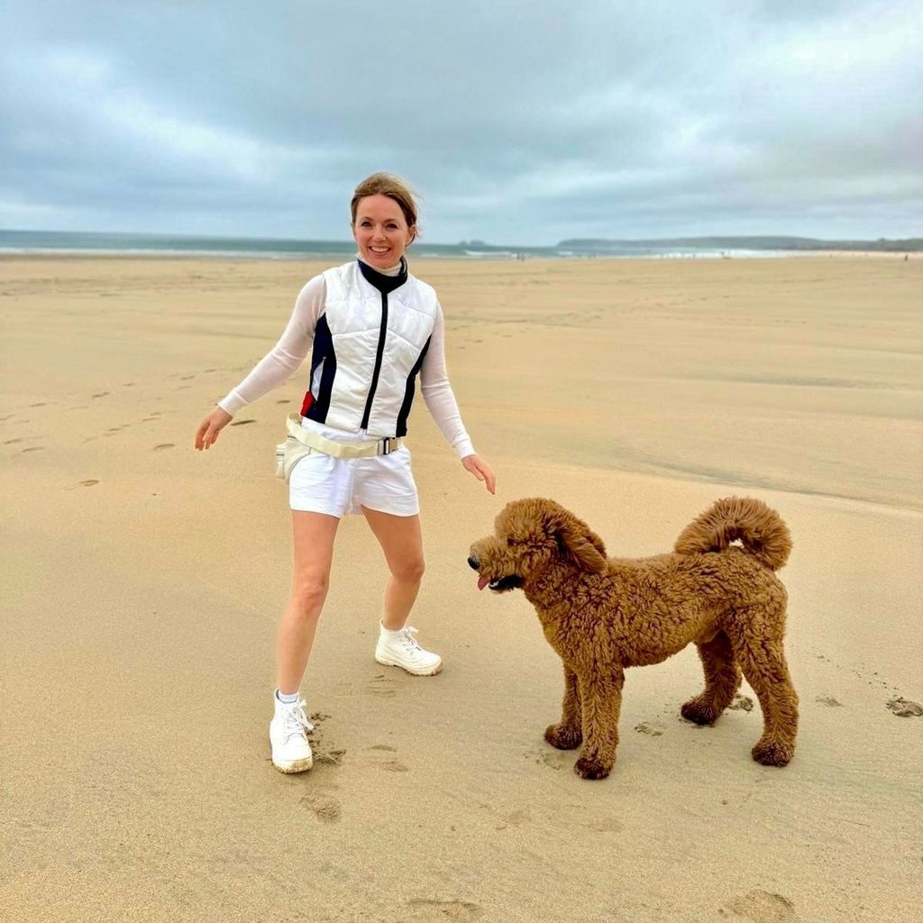 Geri looked gorgeous as she posed by the beach