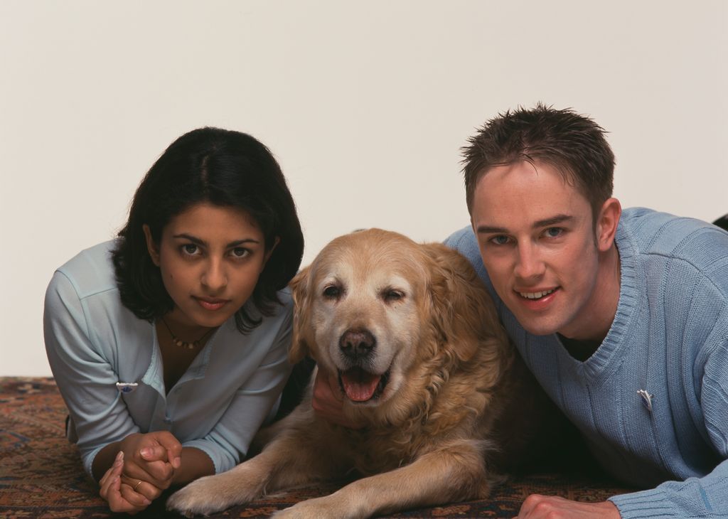 Television presenters Konnie Huq (left) and Simon Thomas with Lucy the dog on the set of the children's BBC television programme 'Blue Peter', London, UK, circa 2000.  (Photo by Tim Roney/Getty Images)