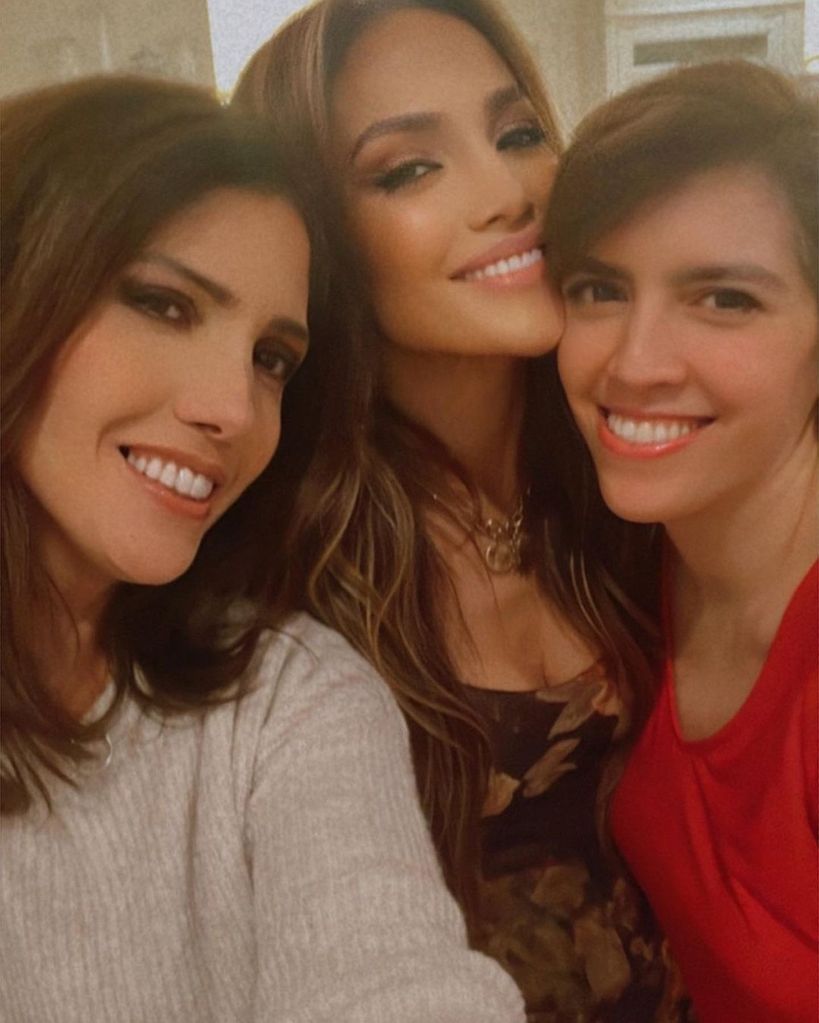 Jennifer Lopez, Lynda Lopez, and Leslie Lopez pose for a selfie taken during Thanksgiving 2022 celebrations, shared on Instagram