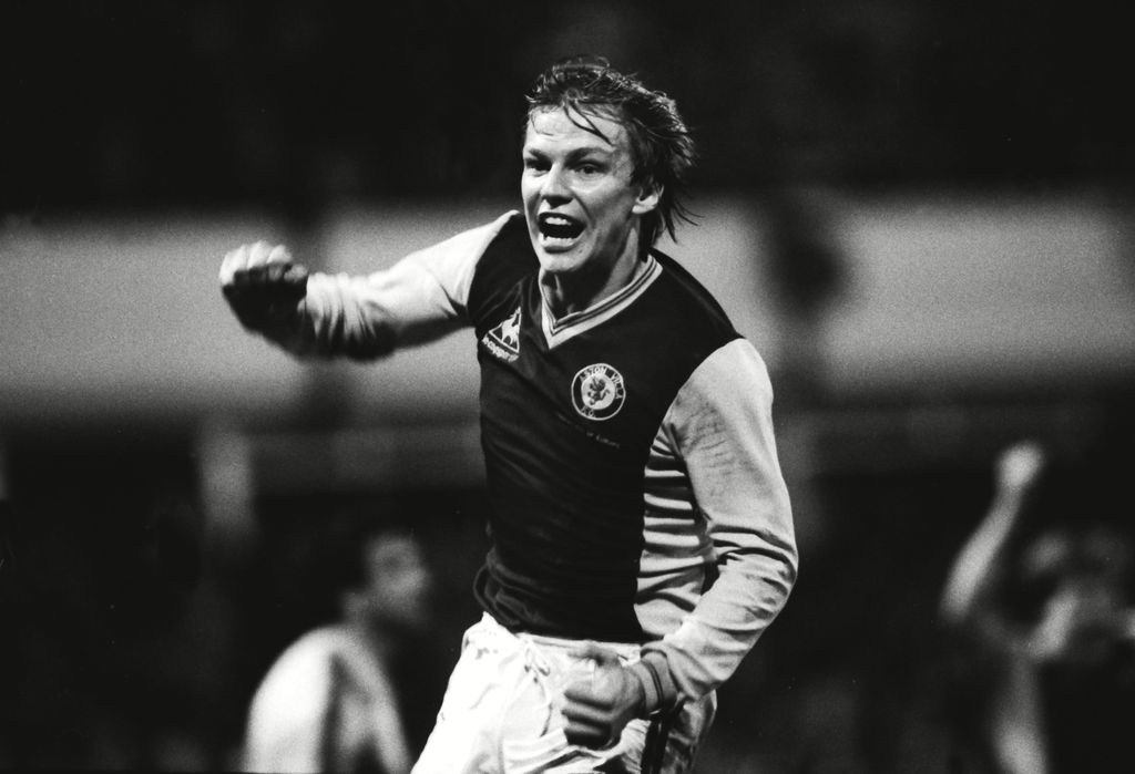 Black-and-white photo of Gary Shaw playing football