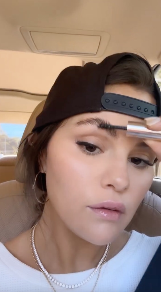 Selena took a video which showed how she applies the Gel