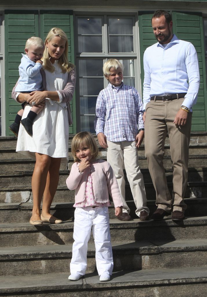 Crown Princess Mette-Marit and Crown Prince Haakon posing with their children on 03 September 2007 during a photosession in the grounds of their Skaugum residence