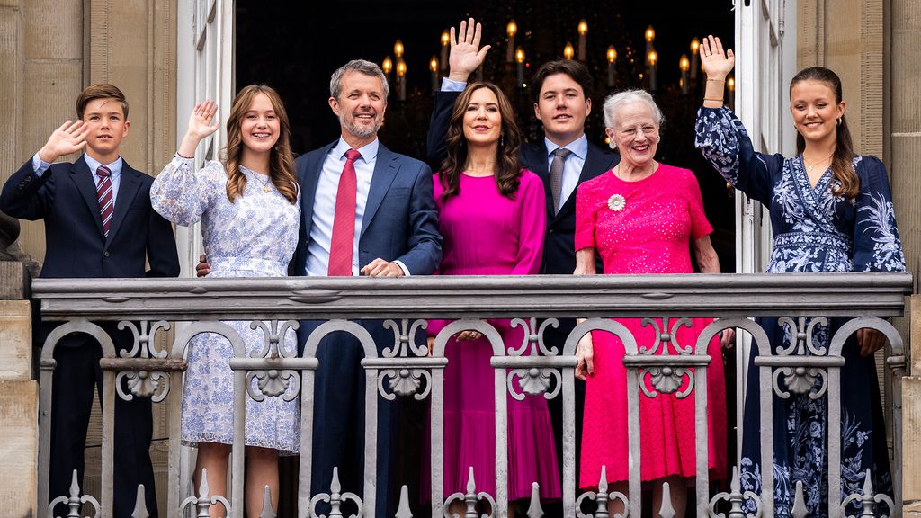 O Rei Frederico e a Rainha Maria acenam para os fãs reais ao lado de seus quatro filhos e da Rainha Margrethe