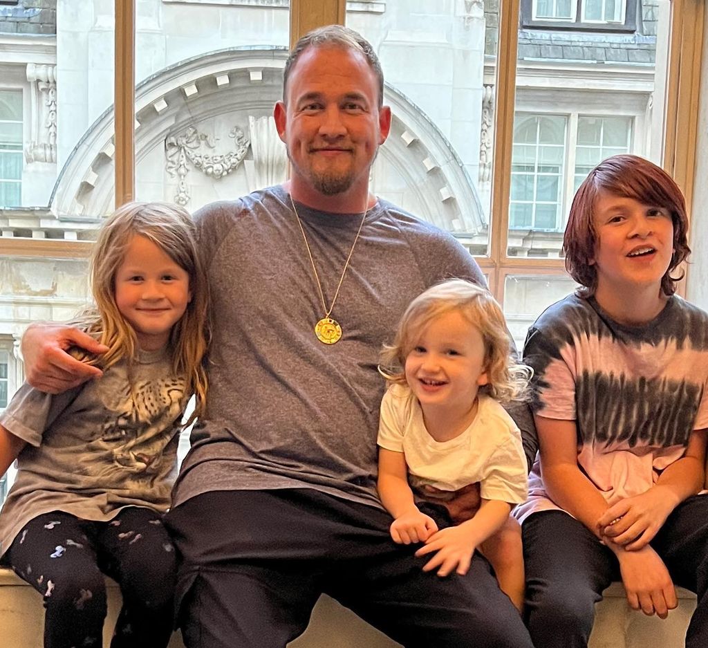Rencontrez le célèbre mari rappeur d'Alanis Morissette 6 Souleye assis avec ses 3 enfants