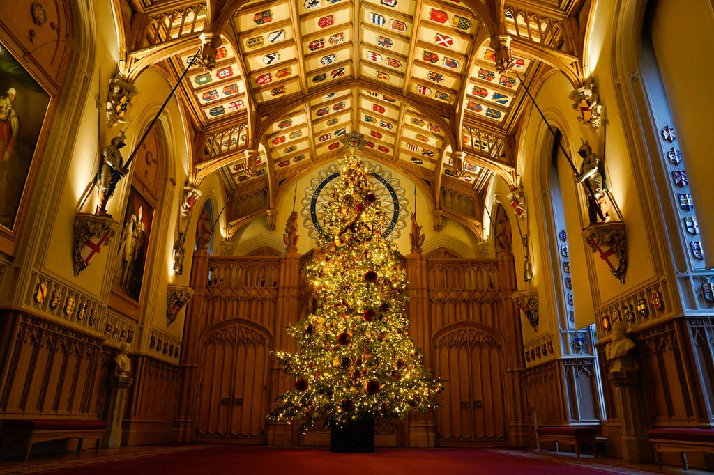 large christmas tree in windsor castle 