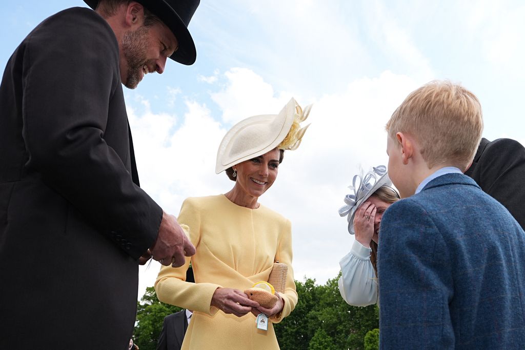 William y Kate sonreen invitados en una fiesta de Jard