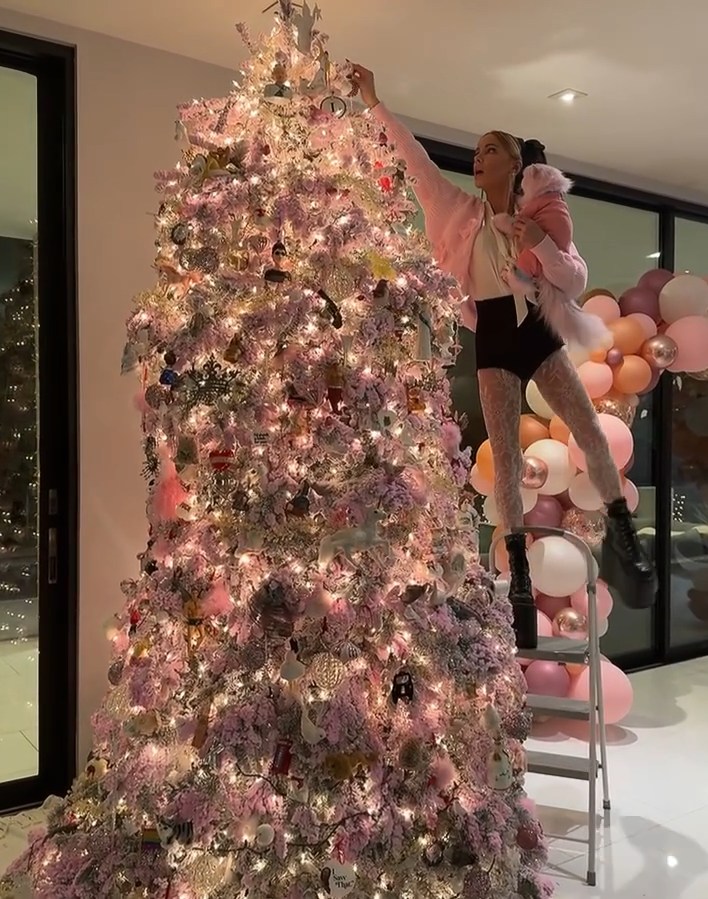 Kate Beckinsale decorates her Christmas tree