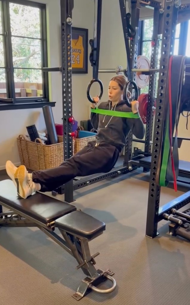 jessica biel pull ups