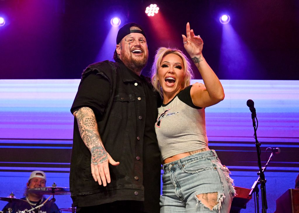 jelly roll bunnie xo smiling waving