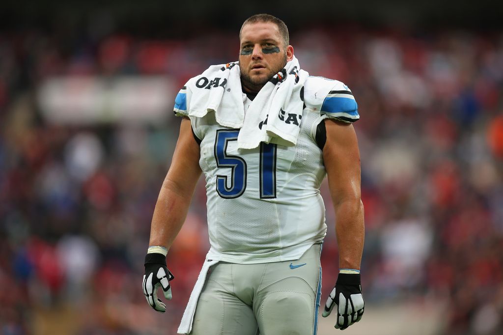 Dominic Raiola on pitch